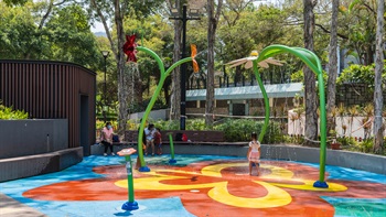 The design of the children’s playground incorporates two natural elements, water and sand. At the water play area, children can enjoy the fun of playing with water from the flower-shaped splash pads.